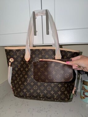 Shoulder purse with pouch